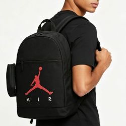 NIKE AJ 大LOGO中号运动黑色背包双肩包男女同款附笔袋9A0503-023