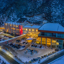 张家口万龙滑雪场双龙酒店1晚 含滑雪护具+太子城高铁站接驳+双人日场雪票+双人汤泉