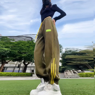 高街休闲宽松运动卫裤女2026秋冬侧边三条杠百搭显瘦束脚哈伦裤