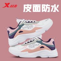 特步 女鞋皮面运动鞋跑步鞋冬季季新款休闲鞋女防水厚底增高老爹鞋