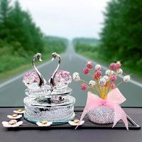 太阳能旋转水晶天鹅汽车香水摆件车载女神款情侣车内装饰品摆件