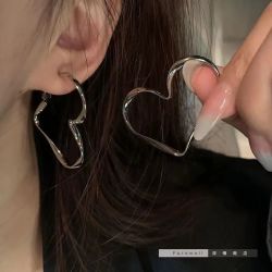 绝绝子!原创爱心耳环小众设计感时尚百搭耳饰女高级感耳钉女