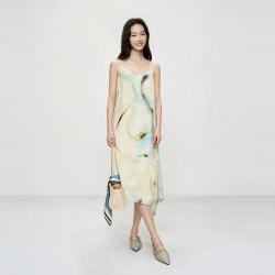 纳薇 夏季轻奢高级感优雅印花舒适宽松女式吊带桑蚕丝连衣裙女夏季