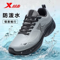 特步 男鞋防水皮面跑步鞋2026秋冬季新款缓震轻便运动鞋潮流休闲鞋子男 灰/影黑