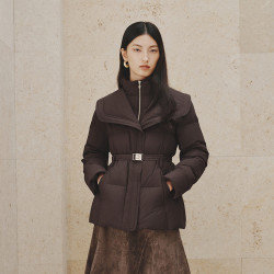 艾莱依 翻领腰带收腰羽绒服女短款2026冬季新款高光立领小个子外套
