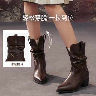 百思图 F3061DZ5 粗跟尖头加绒堆堆骑士短靴