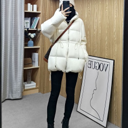 诗都奇冬季新品95白鹅绒百搭抽绳收腰连帽白色羽绒服女中长款宽松