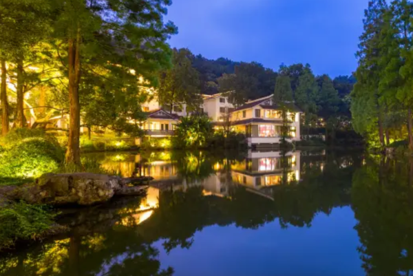 周末不加价~杭州花家山庄 景区园林国宾馆3天2晚预售套餐(含双早+旅拍)