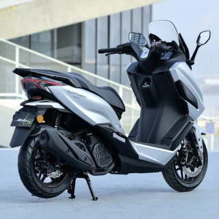 南方摩托 南方飞鲨150踏板燃油摩托车2026款全智能水冷大空间超长续航代步银色