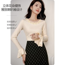 晚白 法式立体花圆领喇叭袖棉T恤女2026秋新款修身短款显瘦打底衫