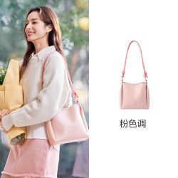 森马 包包水桶包女2024新款简约通勤单肩包休闲风手提包大容量女包