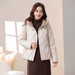 雪中飞 2026冬新款女士保暖短款连帽羽绒服设计时尚休闲百搭