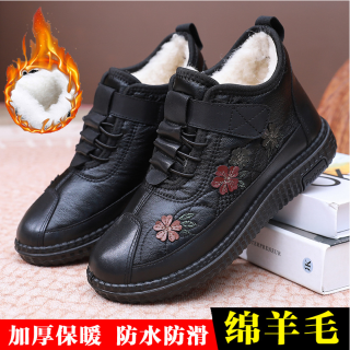 2024冬时尚皮面加绒妈妈棉鞋女中老年加厚保暖短靴平底防滑老人鞋