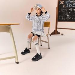 特步 轻便软底舒适透气女中大童秋季旋钮扣日常百搭休闲鞋