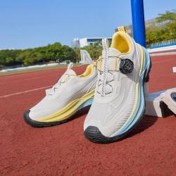 特步 轻质防滑清新透气舒适耐磨女中大童秋季2026新品旋钮扣跑步鞋