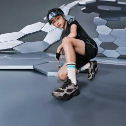 特步 轻盈透气耐磨舒适男中大童秋季新品旋钮扣简约休闲鞋