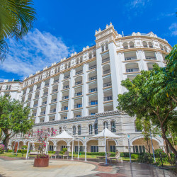 三亚湾皇冠假日度假酒店5晚+双人下午茶+欢乐时光+专业精美旅拍一次+双人豪华小游艇拼船出海体验券一次+加一张床（无...