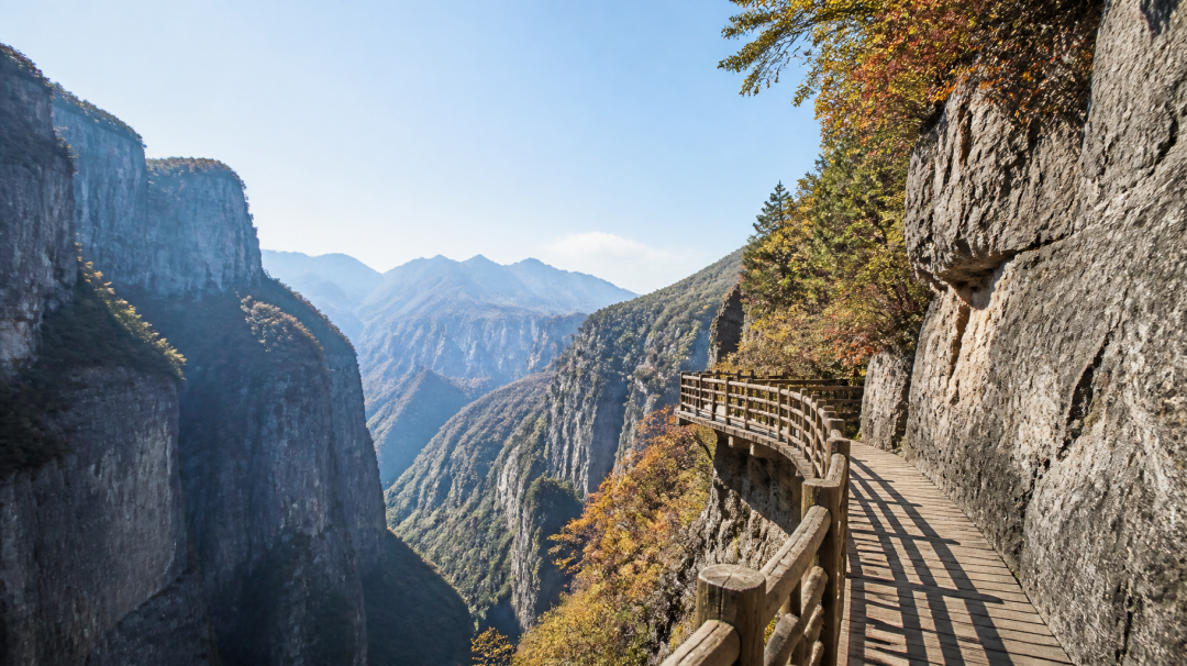 山间峡谷徒步小径