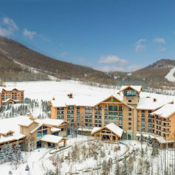 长白山万达锦华度假酒店3晚+雪服+能量补充/电影票3张+下午茶/徒步+2大1小哇酷戏雪乐园(大雪坡项目体​验)+2...