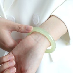 天然和田玉手镯女岫玉冰种青玉镯子女款年轻款翡翠玉髓正品玉镯
