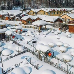 云顶雪酒店(中国雪乡景区店) 观雪家庭贰号大床房|中央热水|零压床垫|双窗街景1晚
