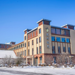 鹿鸣温泉/万达美华2店通兑高级/豪华房2晚+2大1小日场雪票含雪具及自助早+2大1小温泉+下午茶