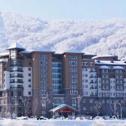 北大湖北美时光度假酒店1晚+12岁以下儿童滑雪票+日场索道及雪具+12周岁以下儿童极乐汤汤泉+儿童早餐+1-2成人...