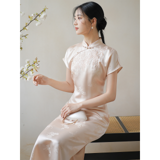 初蝉衣事 新中式醋酸改良旗袍女2026夏新款修身国风刺绣缎面气质提花连衣裙 粉黛云 M （现货）