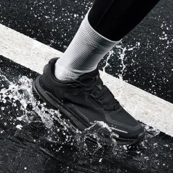 361° 赤焰6.0 雨屏 黑武士 橡胶大底 防水防滑 男款Q弹超轻减震跑鞋 672612202