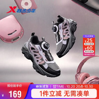 特步 童鞋布朗尼儿童舒适时尚旋钮扣复古厚底密网休闲鞋  黑/风铃紫 38
